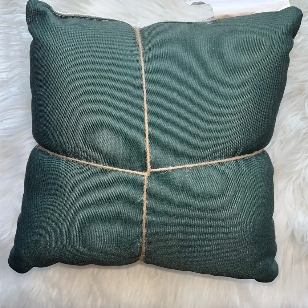 🆕 Disney's Mickey & Minnie Mouse 2-Piece Christmas Throw Pillows Set Green